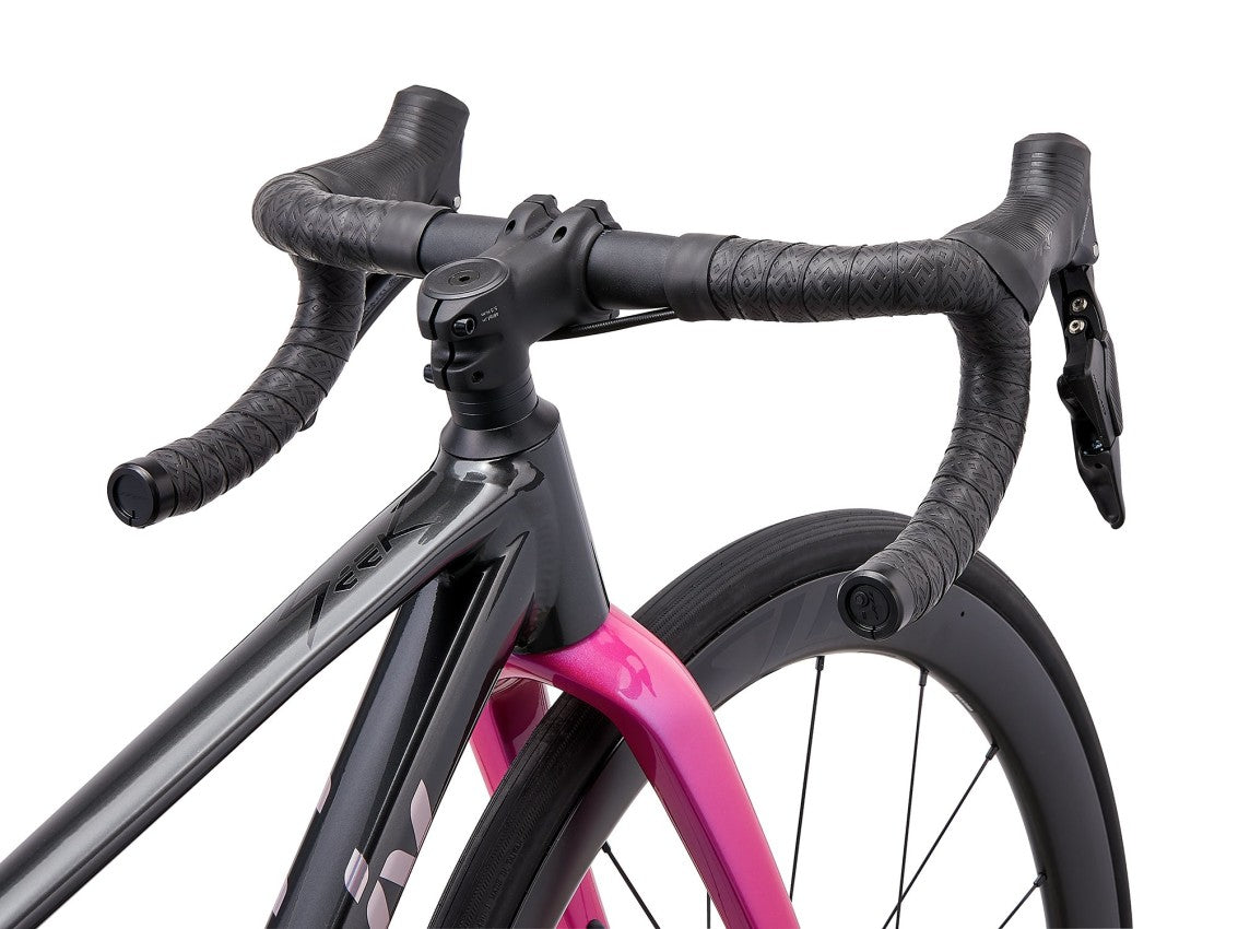 Image 3 of 10 - MY26LivSeek1_BlackChrome-Cockpit