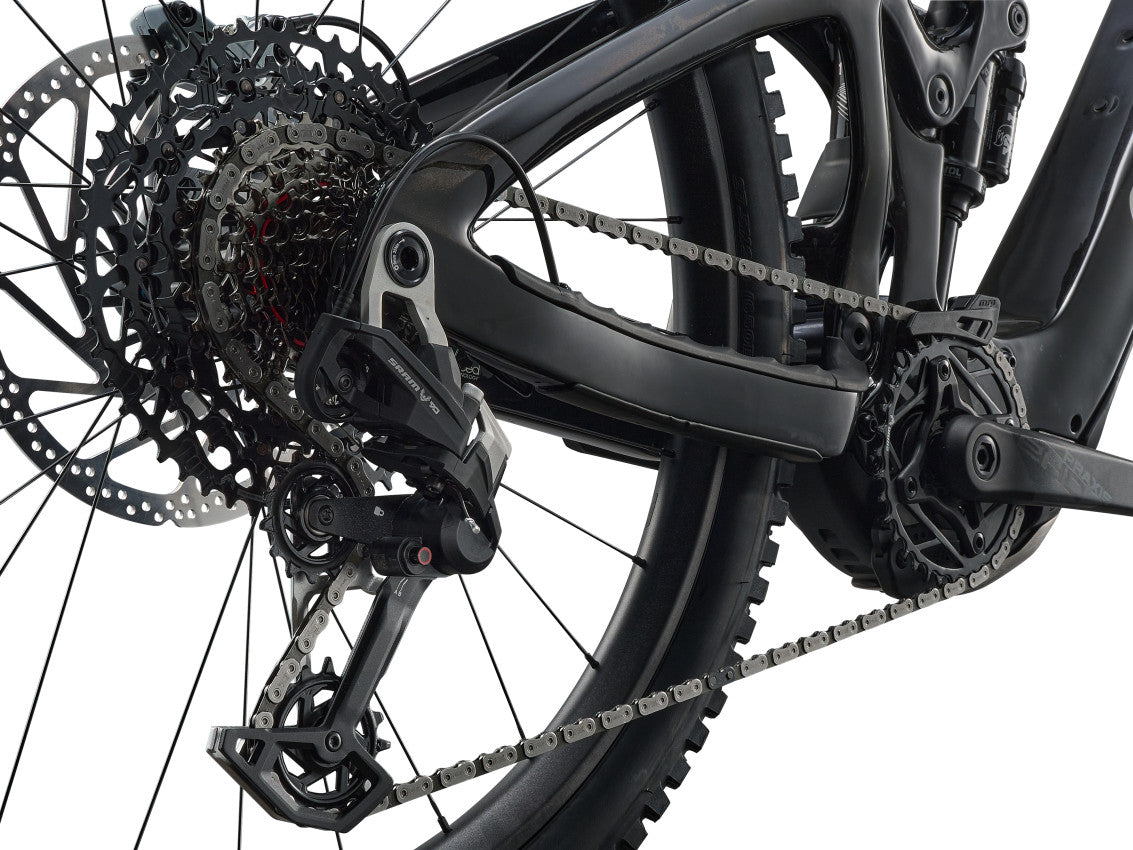 Image 5 of 11 - MY26ReignAdvancedE1_ColorAMercury_CarbonSmoke-D3