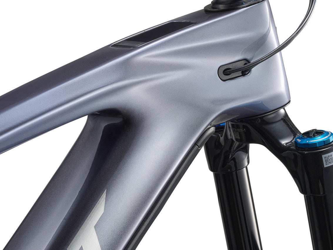 Image 9 of 11 - MY26ReignAdvancedE1_ColorAMercury_CarbonSmoke-D7