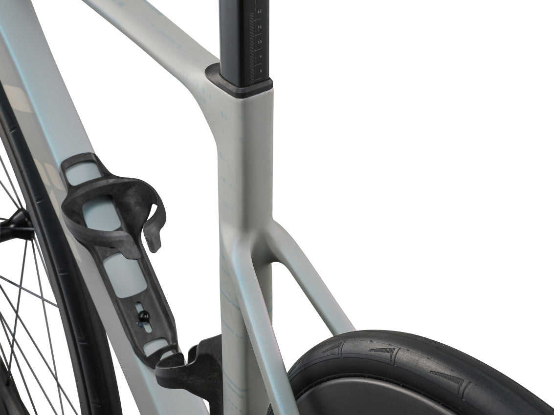 Image 4 of 6 - MY27EnviLivAdvancedPro1-AXS_ColorASupernovaGrey-D2