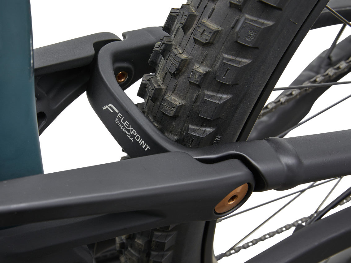 Image 6 of 12 - MY27StanceE0_ColorADeepLake_Black-D12