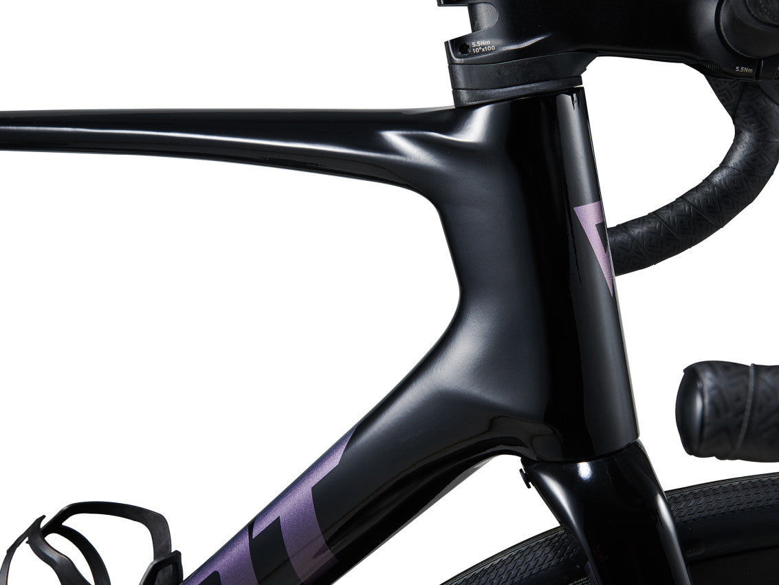  MY24 Defy Advanced Pro 0_Color A Carbon_BlueDragonfly-D1