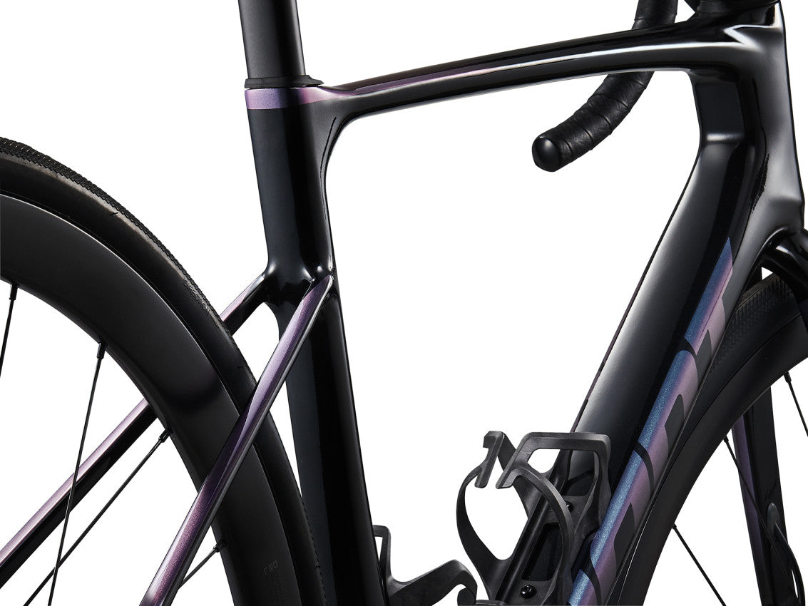  MY24 Defy Advanced Pro 0_Color A Carbon_BlueDragonfly-D3