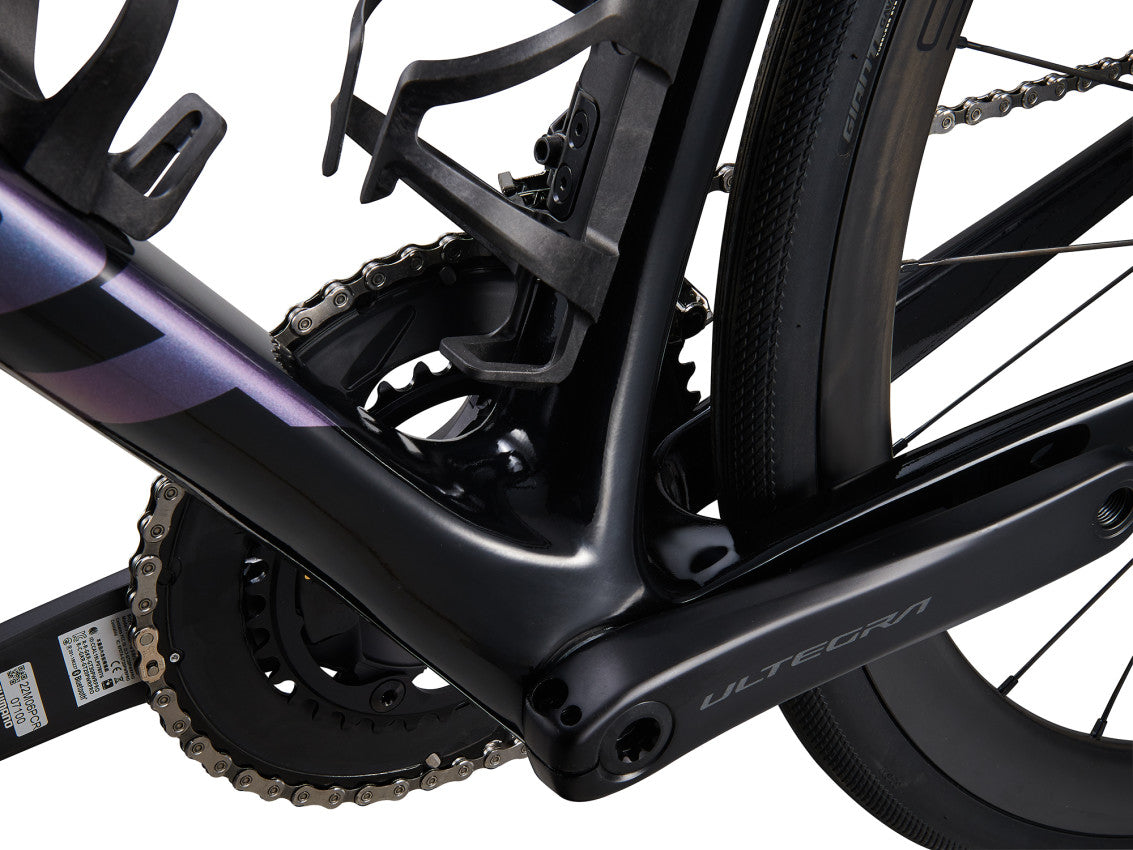  MY24 Defy Advanced Pro 0_Color A Carbon_BlueDragonfly-D7