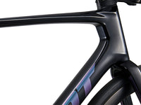  MY24 Defy Advanced Pro 0_Color A Carbon_BlueDragonfly-D9