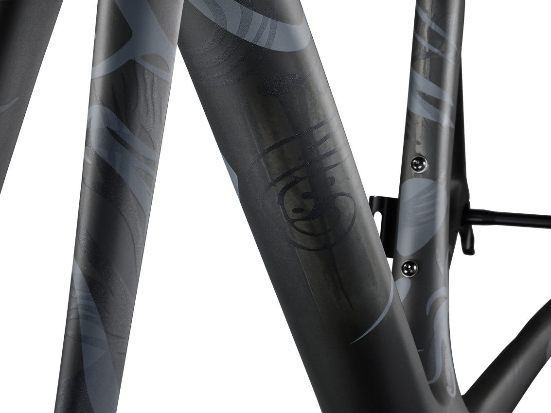 Image 10 of 12 - MY24 TCR Advanced SL Disc-FF B_Color B Incised Black-D3