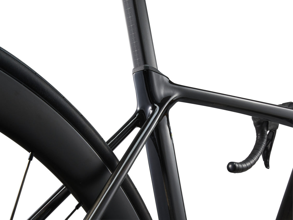  MY25 TCR Advanced Pro 1-Di2_Color A Carbon_Chrome-D5