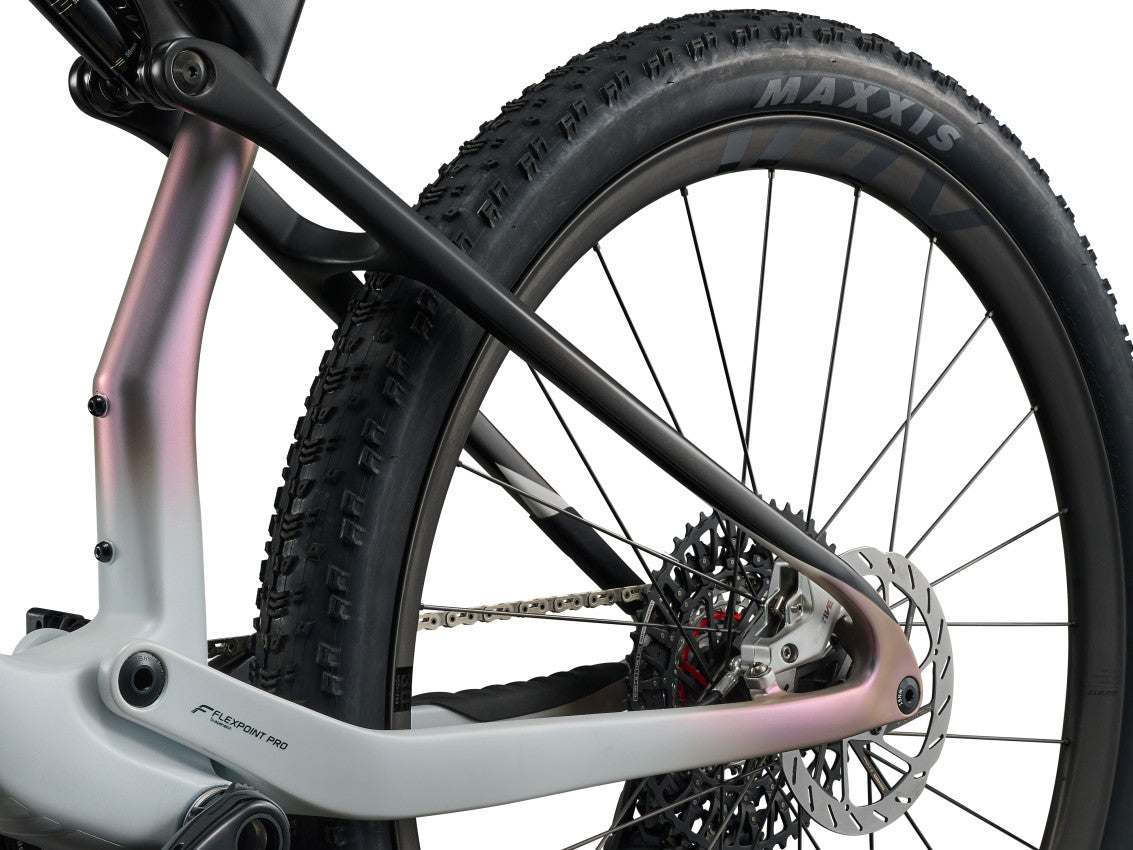 Image 5 of 10 - MY26AnthemAdvancedSLSE_ColorAWhite_Carbon-D5