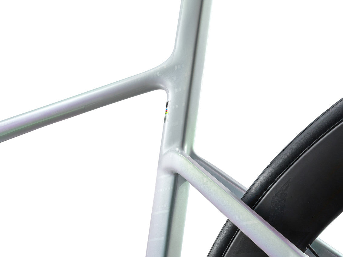 Image 7 of 12 - MY27EnviLivAdvancedSL0-Red_ColorAPrismPearl-D-5