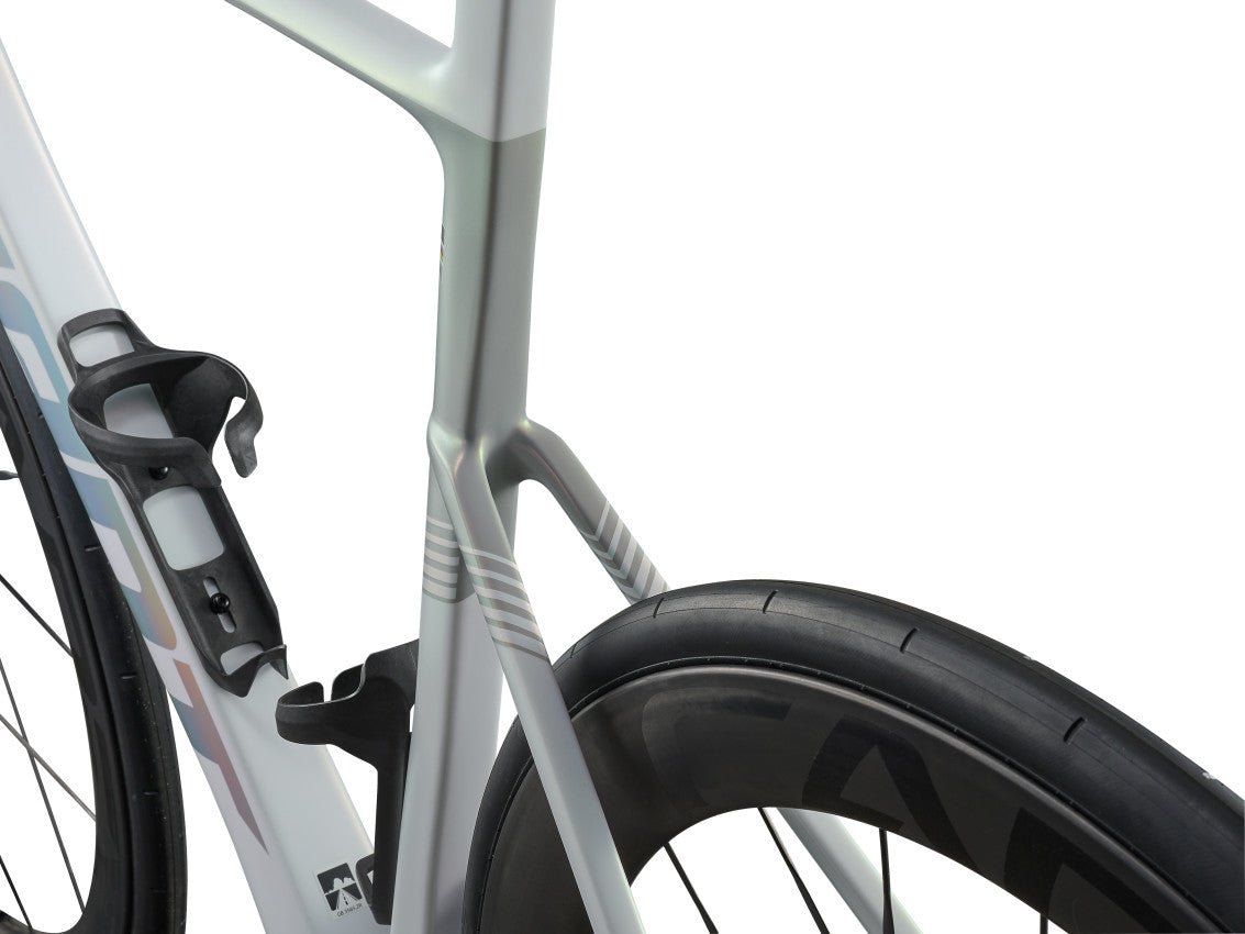 Image 8 of 12 - MY27PropelAdvancedSL0-DA_ColorAPrismPearl-D-3